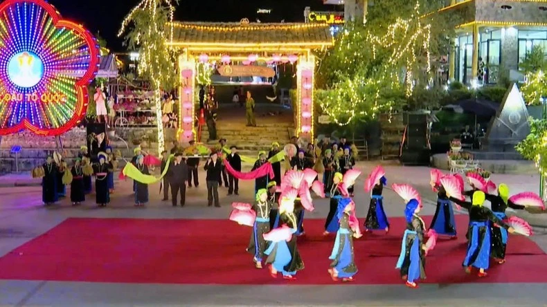 Đêm khai mạc lễ hội thu hút đông đảo du khách trong và ngoài nước đến xem.