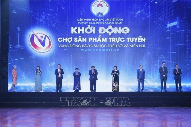 Ban tổ chức trao giải "Ngôi sao HTX" cho 100 HTX tiêu biểu.