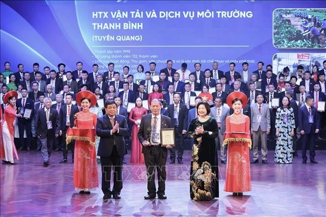Phó Thủ tướng Nguyễn Chí Dũng và Chủ tịch Liên minh HTX Việt Nam Cao Xuân Thu Vân trao giải "Ngôi sao HTX" cho 100 HTX tiêu biểu.