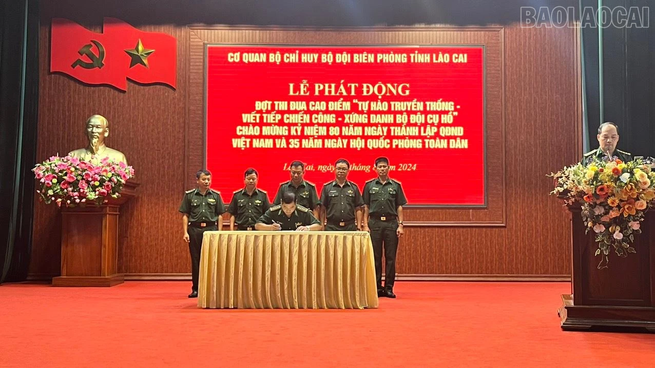 Đại diện các phòng, ban trong cơ quan ký kết giao ước thi đua.jpg