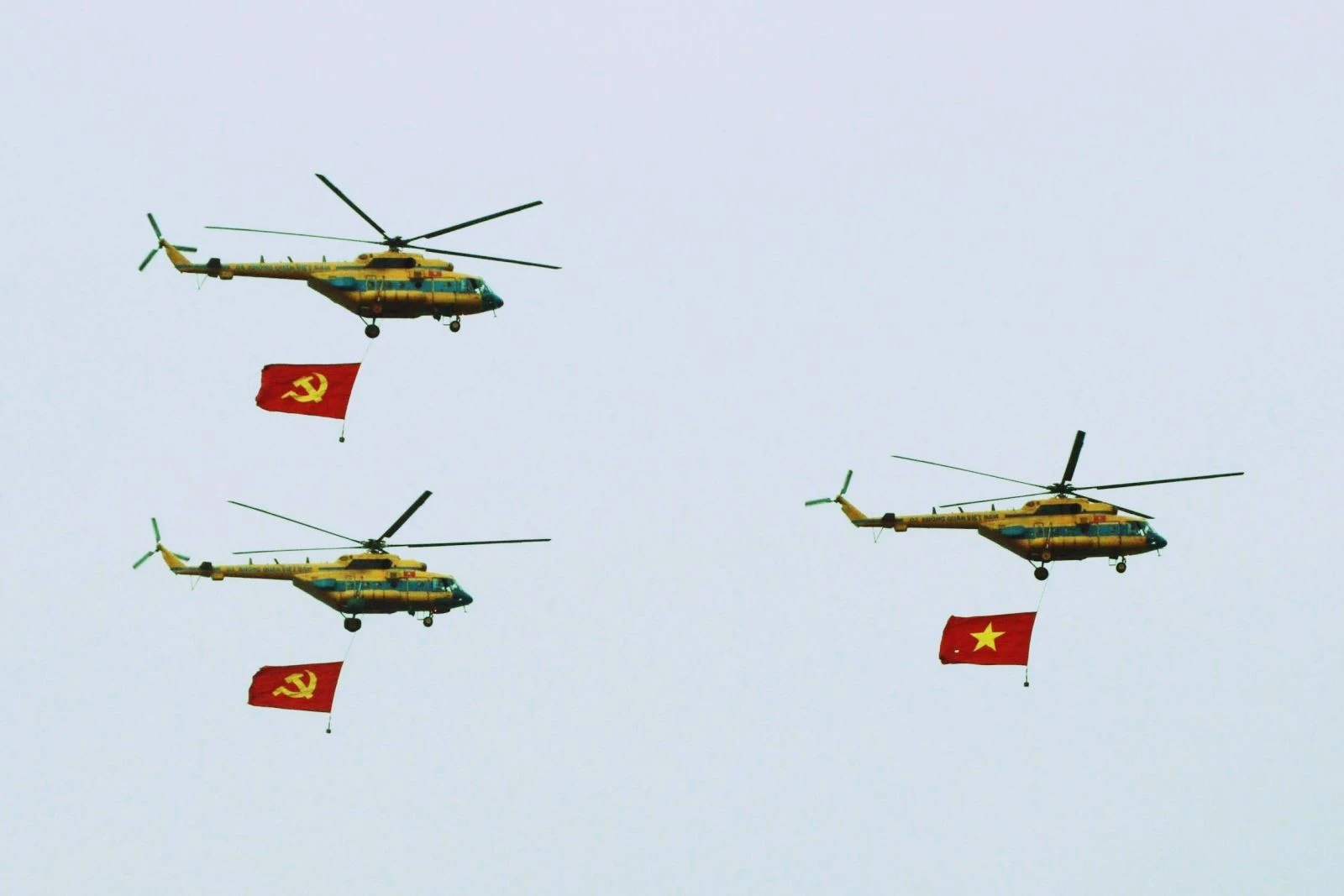 Lực lượng không quân Việt Nam hợp luyện bay chào mừng, với sự tham gia của 10 trực thăng, 7 máy bay “hổ mang chúa” tiêm kích SU- 30MK2 cùng biên đội máy bay huấn luyện đa nhiệm Yak-130. Ảnh: Sỹ Tuyên/TTXVN