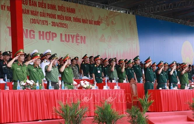 Lãnh đạo các đơn vị lực lượng vũ trang và Tiểu ban diễu binh, diễu hành theo dõi buổi hợp luyện. Ảnh: Sỹ Tuyên/TTXVN