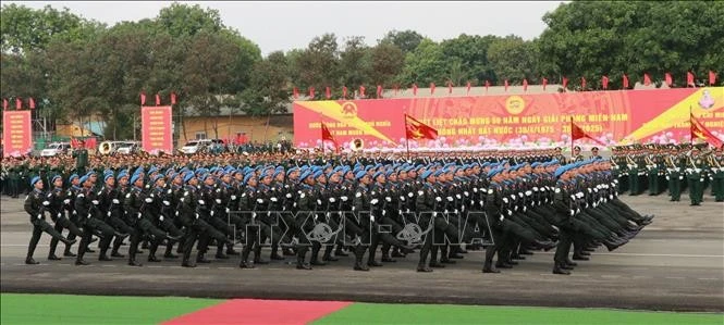 Khối lực lượng vũ trang hợp luyện diễu binh qua lễ đài. Ảnh: Sỹ Tuyên/TTXVN