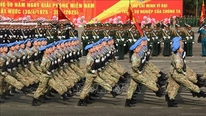 Khối lực lượng vũ trang hợp luyện diễu binh qua lễ đài. Ảnh: Sỹ Tuyên/TTXVN