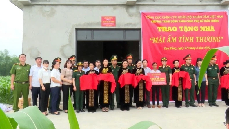 Lễ trao tặng nhà "Mái ấm tình thương".