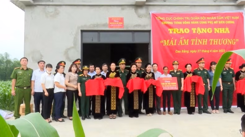 Lễ trao tặng nhà "Mái ấm tình thương".
