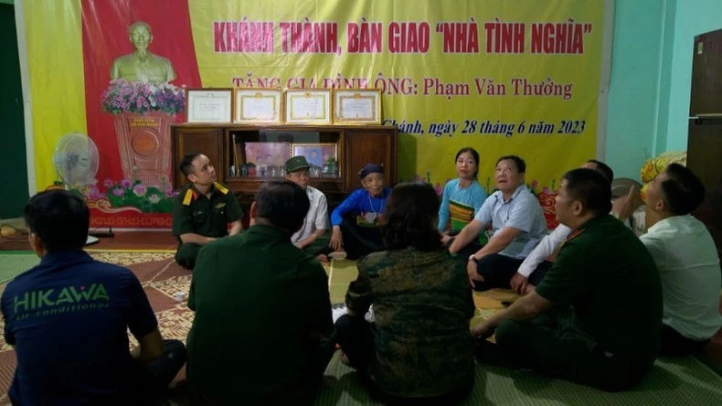 Giây phút ấm áp của đồng bào, đồng chí trong mái nhà tình nghĩa.