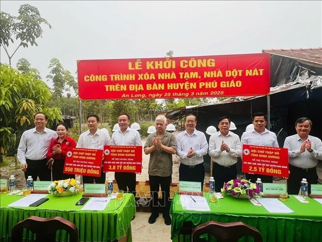 Lãnh đạo tỉnh Bình Dương trao nhiều suất xóa nhà tạm, nhà dột nát cho các địa phương trong tỉnh. Ảnh: TTXVN phát