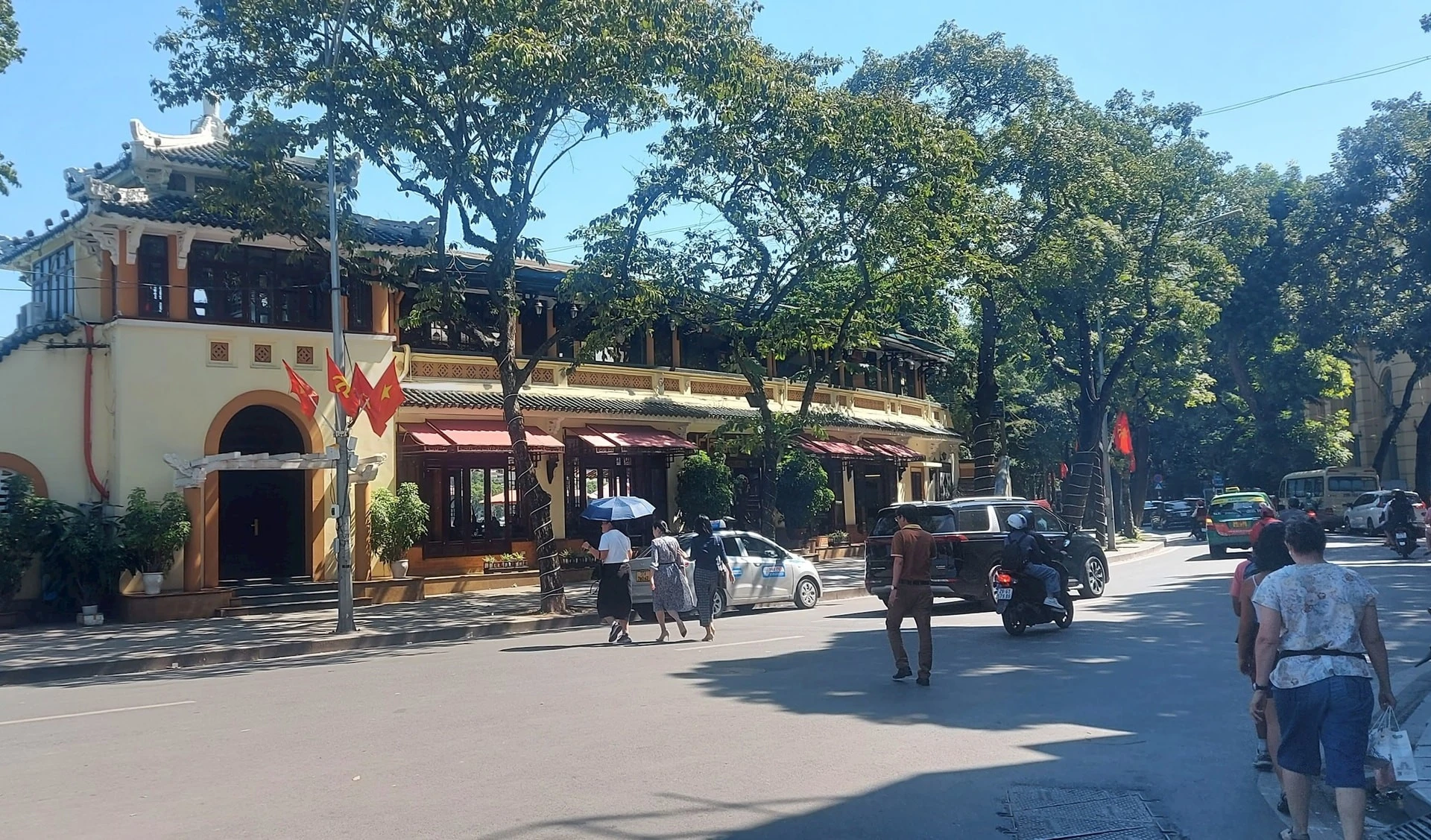 Hà Nội nắng ấm trước kỳ nghỉ lễ Giỗ Tổ Hùng Vương. Ảnh: Bảo Châu