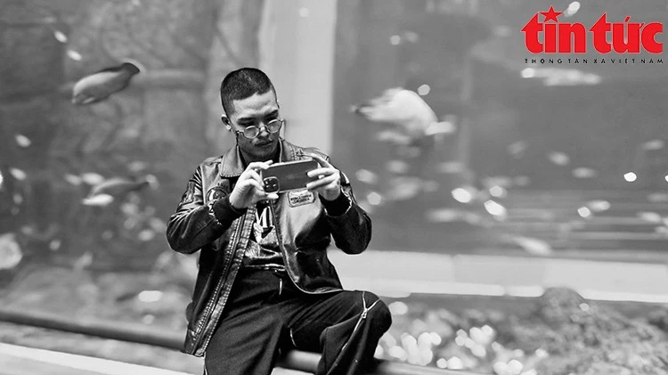 Đạo diễn Phạm Vĩnh Khương say sưa với các sản phẩm của mình được sản xuất bằng AI.