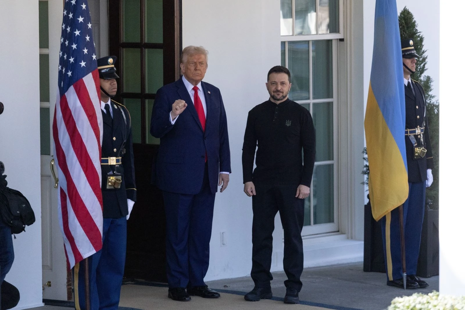 Tổng thống Mỹ Donald Trump (giữa) và Tổng thống Ukraine Volodymyr Zelensky tại cuộc gặp ở Nhà Trắng, Washington, D.C., ngày 28/2/2025. Ảnh: THX/TTXVN