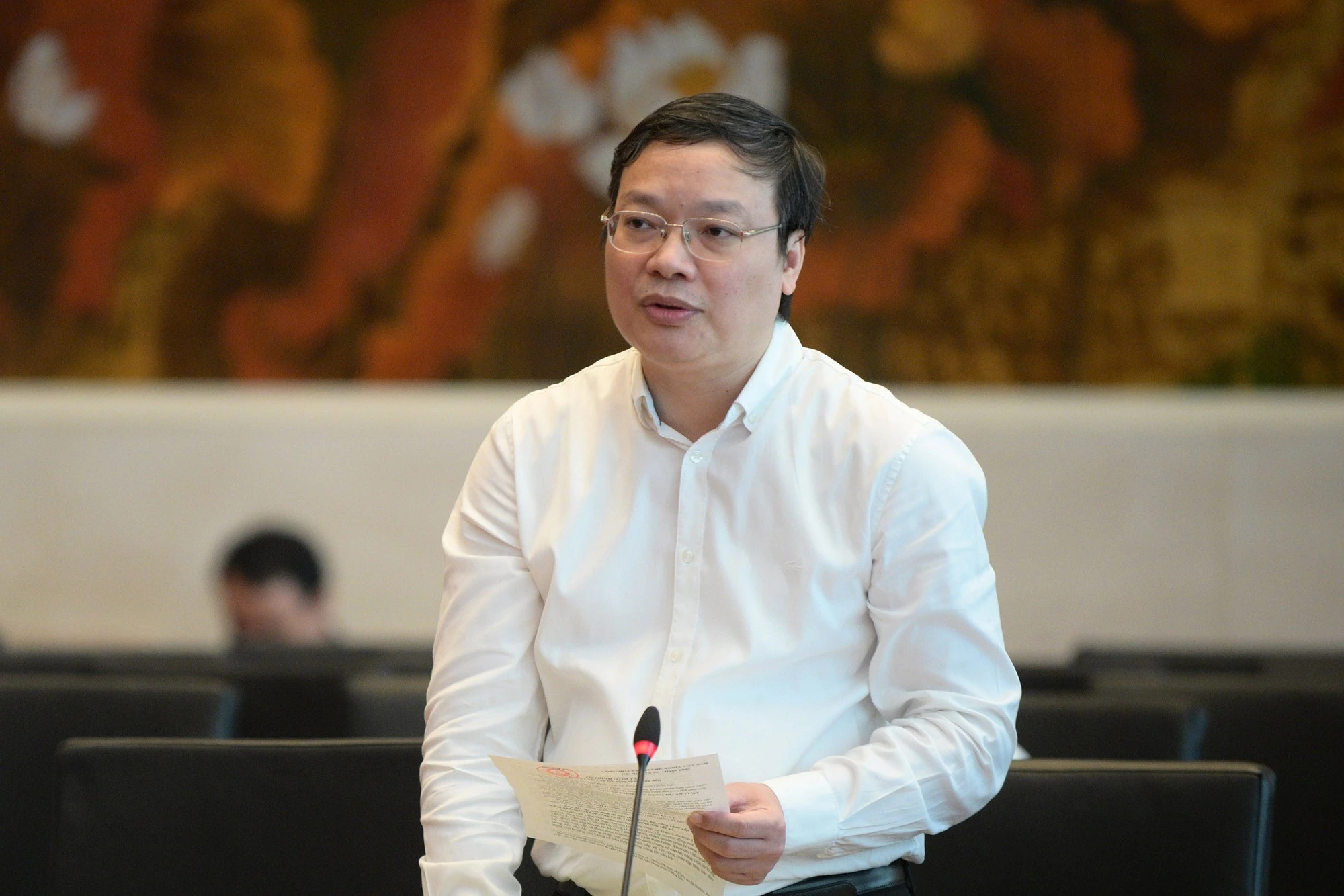 Thứ trưởng Bộ Nội vụ Trương Hải Long trình bày Tờ trình dự án Luật Cán bộ, công chức (sửa đổi)