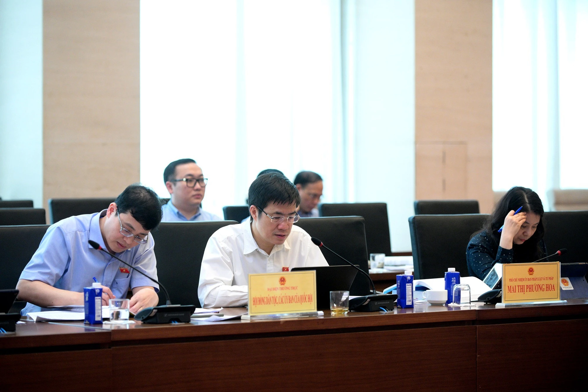 Các thành viên Ủy ban Pháp luật và Tư pháp tham dự Phiên họp