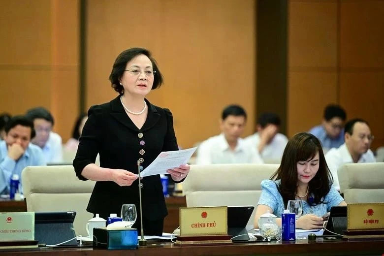 Bộ trưởng Bộ Nội vụ Phạm Thị Thanh Trà trình bày Tờ trình của Chính phủ về việc sắp xếp đơn vị hành chính cấp tỉnh năm 2025