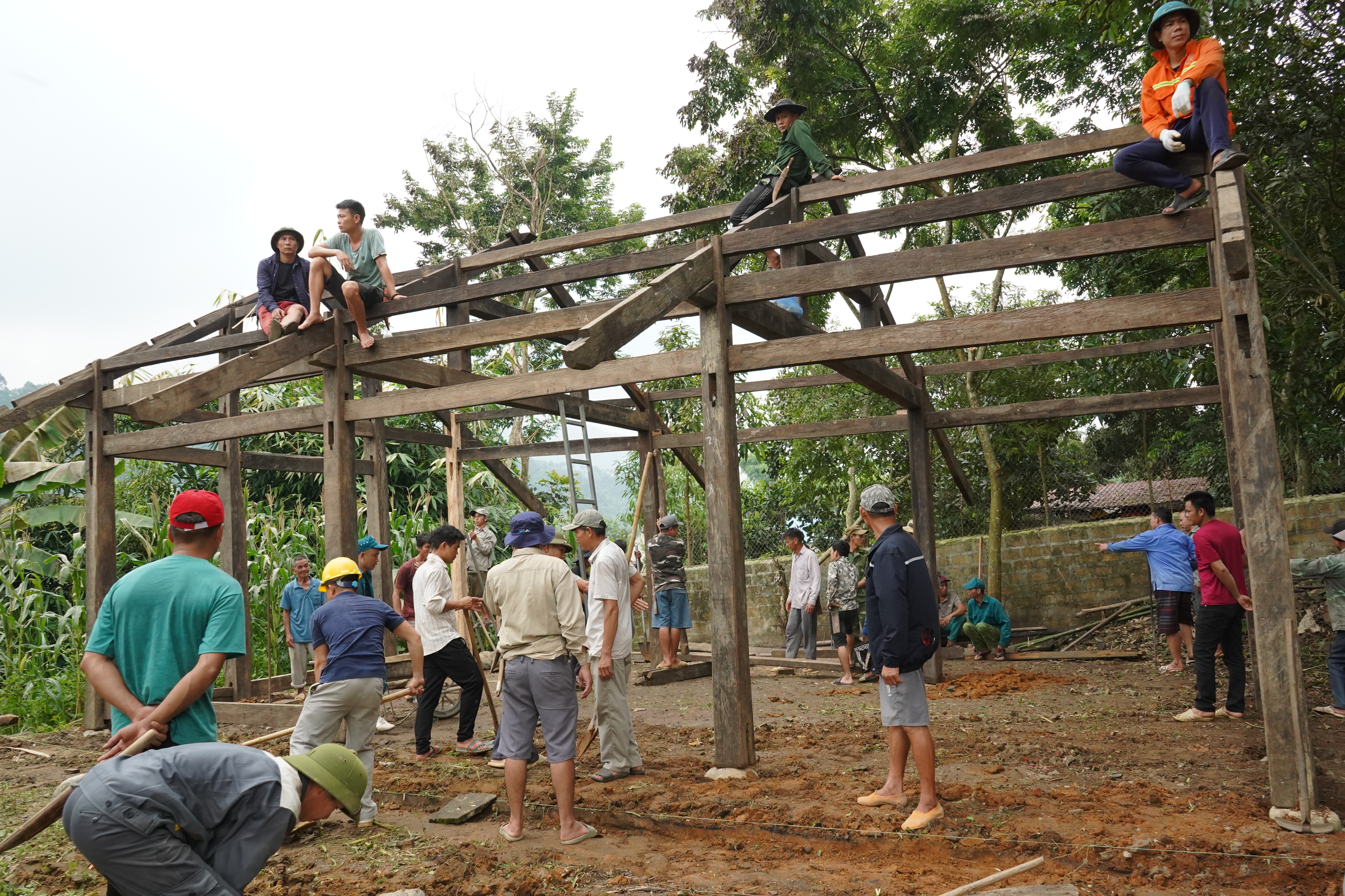 Nhân dân trong thôn giúp gia đình ông Tưởng làm nhà tạm để ở. nhan-dan-trong-thon-ho-tro-ong-tuong-lam-nha-tam.jpg