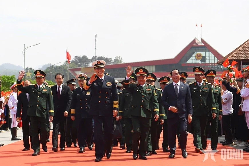 Thượng tướng Hoàng Xuân Chiến và Thượng tướng Đổng Quân, cùng đoàn đại biểu hai nước di chuyển về khu vực cửa khẩu.