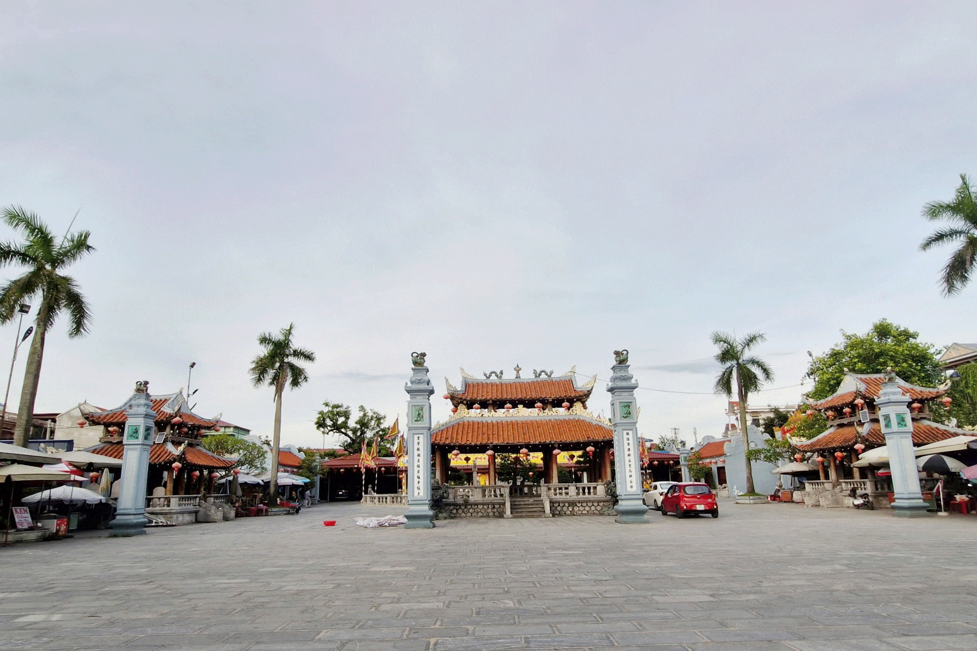 Phủ chính Phủ Dầy Nam Định - nơi thờ Mẫu Liễu Hạnh, người đứng đầu hệ thống Tam phủ, Tứ phủ trong tín ngưỡng thờ Mẫu và là một trong “Tứ bất tử” của Việt Nam. b7.gif