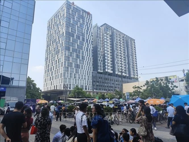 Người dân sơ tán ra bên ngoài các tòa nhà sau trận động đất tại Yangon, Myanmar, ngày 28/3/2025. Ảnh: THX/TTXVN