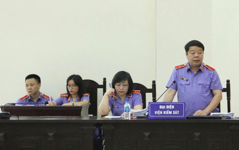 Đại diện Viện kiểm sát nêu quan điểm giải quyết vụ án và đề nghị mức án đối với các bị cáo sáng 19/6. Đại diện Viện kiểm sát nêu quan điểm giải quyết vụ án và đề nghị mức án đối với các bị cáo sáng 19/6.