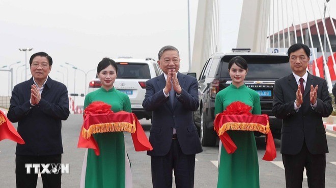 Tổng Bí thư Tô Lâm và đoàn công tác Trung ương thực hiện nghi thức khánh thành tuyến đường Lê Duẩn và cầu sông Vân, thành phố Hoa Lư, Ninh Bình. (Ảnh: TTXVN) Tổng Bí thư Tô Lâm và đoàn công tác Trung ương thực hiện nghi thức khánh thành tuyến đường Lê Duẩn và cầu sông Vân, thành phố Hoa Lư, Ninh Bình. (Ảnh: TTXVN)