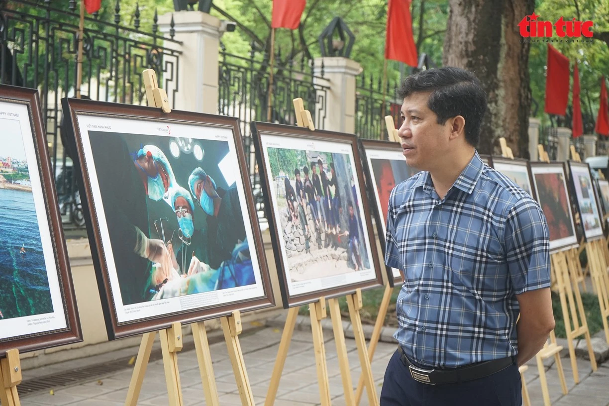 Khách tham quan một số hình ảnh tại Lễ phát động.