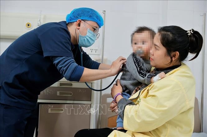 Bác sĩ thăm khám cho bệnh nhi mắc cúm A đang điều trị tại Khoa Nhi, Bệnh viện Bệnh nhiệt đới Trung ương. Ảnh: Minh Quyết/TTXVN Bác sĩ thăm khám cho bệnh nhi mắc cúm A đang điều trị tại Khoa Nhi, Bệnh viện Bệnh nhiệt đới Trung ương. Ảnh: Minh Quyết/TTXVN