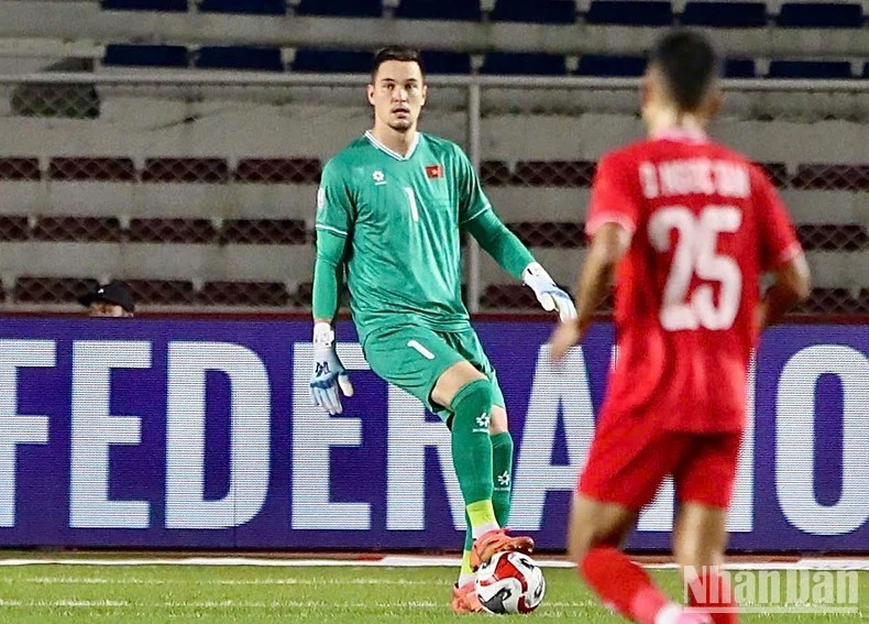 Thủ thành Nguyễn Filip bảo vệ cầu môn đội tuyển Việt Nam.