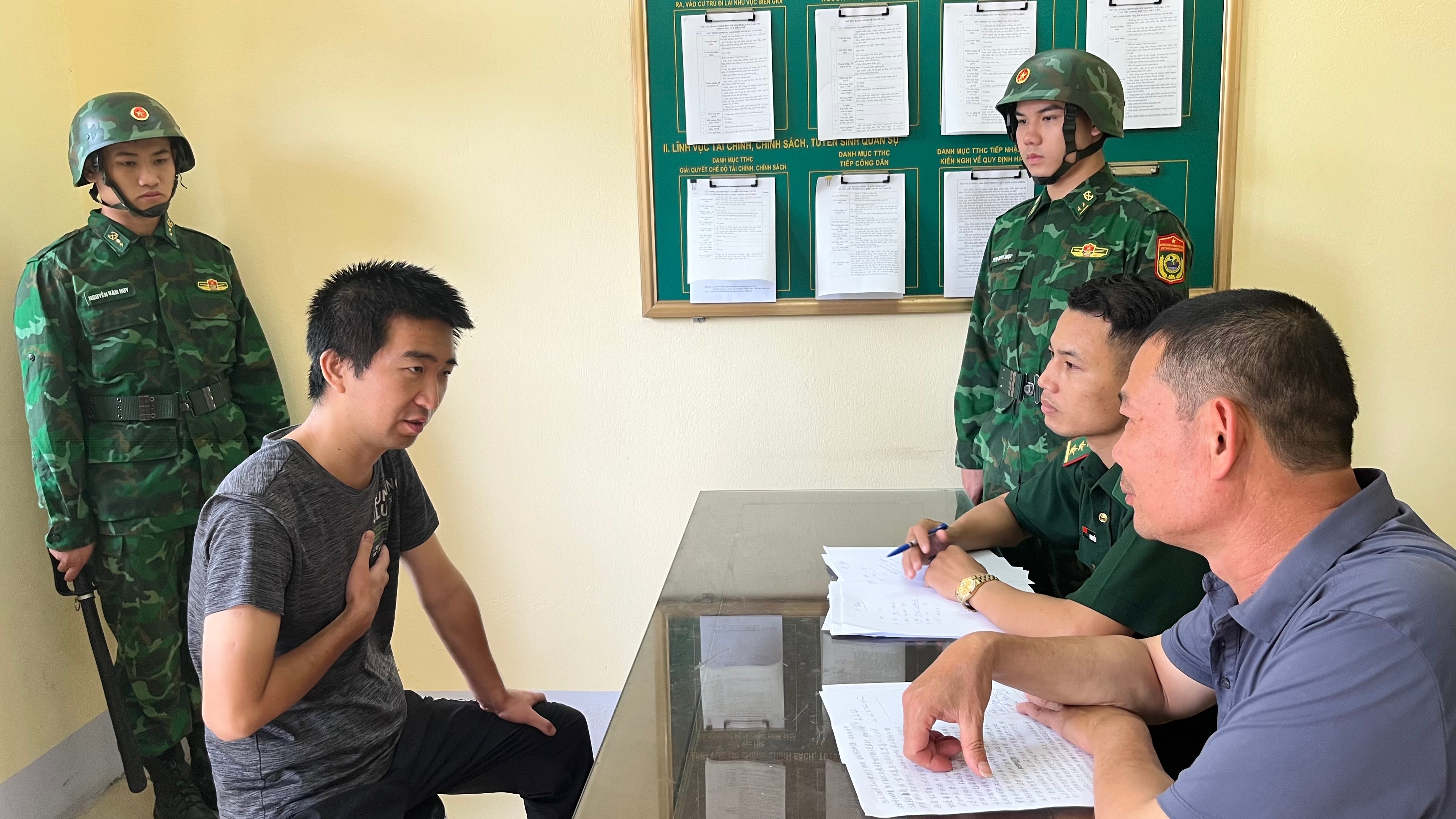 Đối tượng khai nhận mang 185 tờ Nhân dân tệ giả mệnh giá 100 sang Việt Nam du lịch. doi-tuongj-bach-dung-lam-viec-voi-co-quan-dieu-tra.jpg