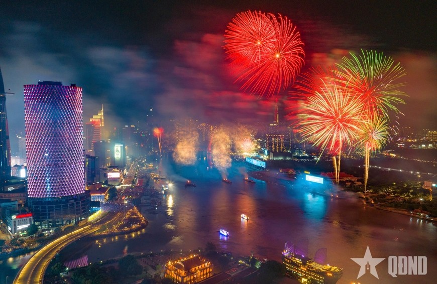 Người dân TP Hồ Chí Minh được chiêm ngưỡng màn trình diễn ánh sáng ngoạn mục trên bầu trời đêm. Người dân TP Hồ Chí Minh được chiêm ngưỡng màn trình diễn ánh sáng ngoạn mục trên bầu trời đêm.