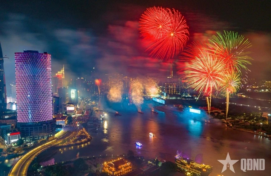 Người dân TP Hồ Chí Minh được chiêm ngưỡng màn trình diễn ánh sáng ngoạn mục trên bầu trời đêm.