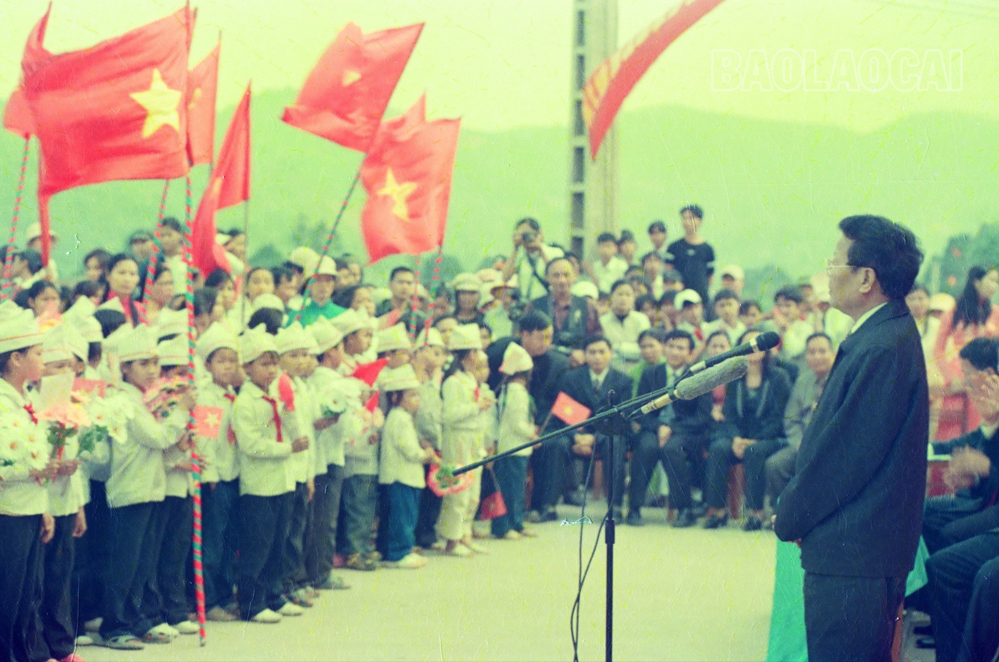 Chủ tịch nước Trần Đức Lương trò chuyện thân mật với Nhân dân và học sinh các dân tộc xã Quang Kim, huyện Bát Xát. anh-chu-tich-nuoc-phat-bieu-voi-nhan-dan-xa-quang-kim-8571.jpg