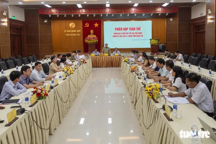 Các đại biểu cho ý kiến về đề án sắp xếp đơn vị hành chính cấp tỉnh và xã - Ảnh: HOÀNG TÁO