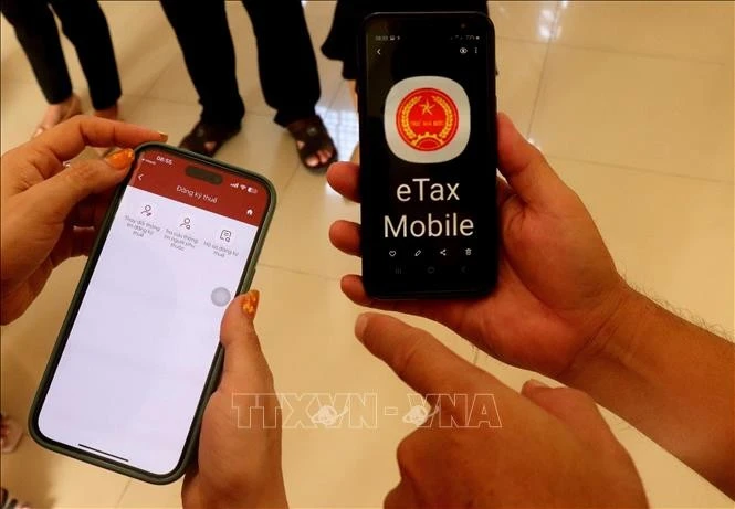 Cài đặt eTax Mobile trên điện thoại di động. Ảnh minh họa: Thu Hiền/TTXVN