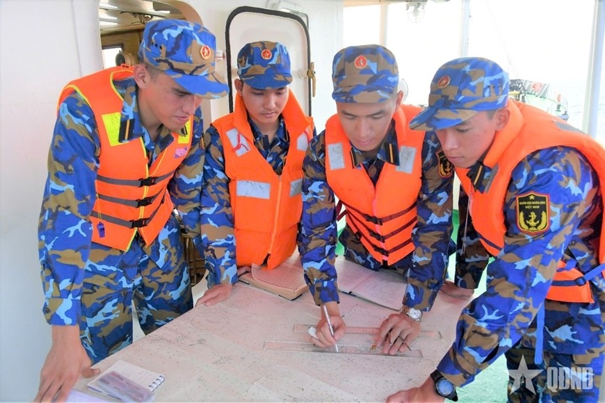 Học viên Học viện Hải quân tác nghiệp trên hải đồ. Ảnh: qdnd.vn Học viên Học viện Hải quân tác nghiệp trên hải đồ. Ảnh: qdnd.vn