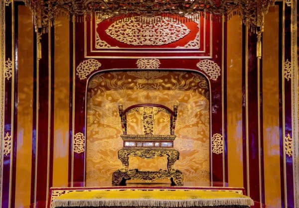 Ngai vua triều Nguyễn được trưng bày tại Điện Thái Hòa để phục vụ du khách.