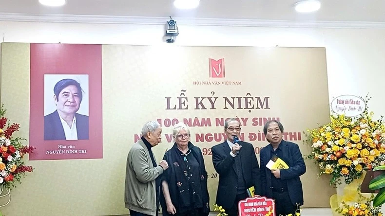 Các dịch giả trao tặng tác phẩm đặc biệt cho Hội Nhà văn Việt Nam.