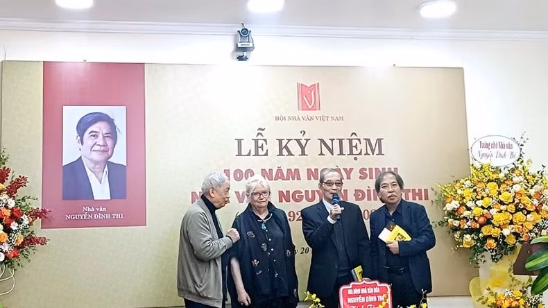 Các dịch giả trao tặng tác phẩm đặc biệt cho Hội Nhà văn Việt Nam.