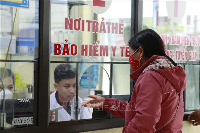 Người dân huyện Văn Chấn (Yên Bái) đăng ký khám, chữa bệnh bằng thẻ bảo hiểm y tế tại Trung tâm Y tế huyện. Ảnh: Việt Dũng/TTXVN Người dân huyện Văn Chấn (Yên Bái) đăng ký khám, chữa bệnh bằng thẻ bảo hiểm y tế tại Trung tâm Y tế huyện. Ảnh: Việt Dũng/TTXVN