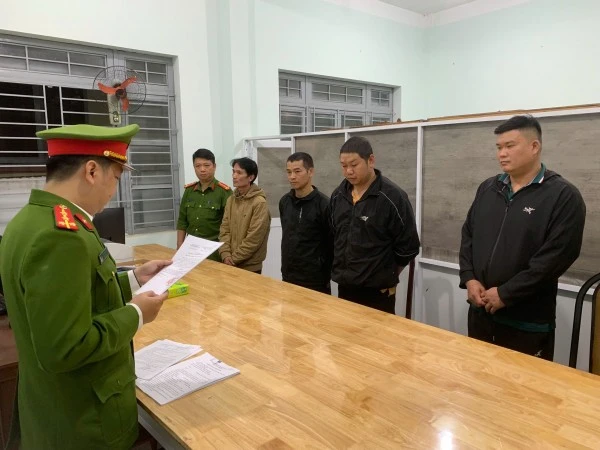 Cơ quan điều tra thực hiện lệnh bắt tạm giam đối với 4 đối tượng trong vụ án.
