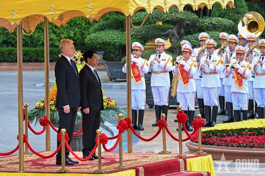 Chủ tịch nước Lương Cường và Tổng thống Gitanas Nauseda tại lễ đón. Chủ tịch nước Lương Cường và Tổng thống Gitanas Nauseda tại lễ đón.