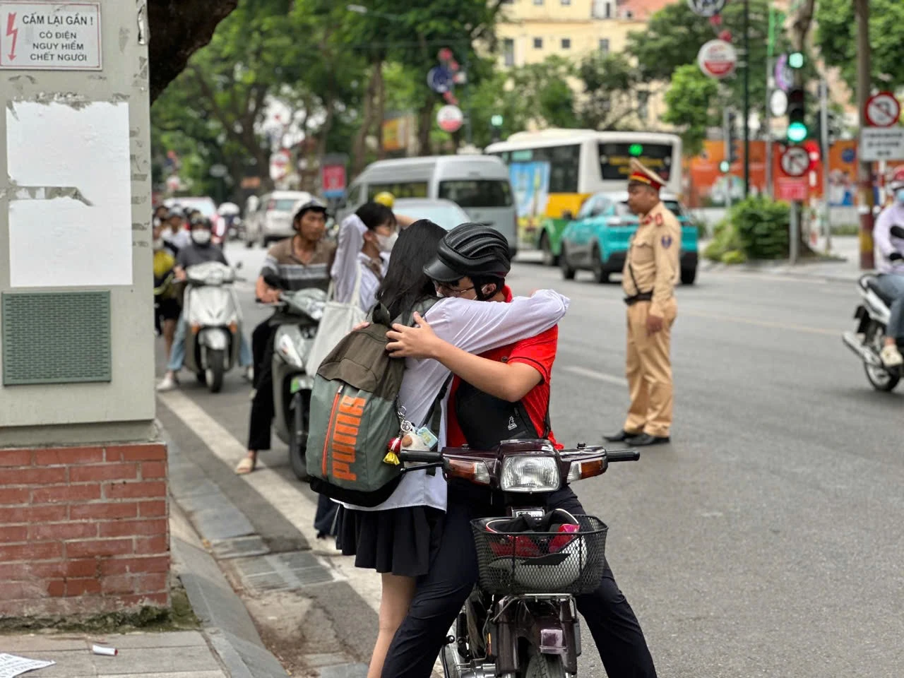 Cái ôm động viên từ phụ huynh.