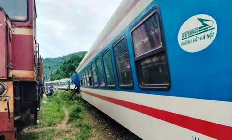 Hiện trường đoàn tàu SE11 trật khỏi đường ray khi đi qua Lăng Cô (huyện Phú Lộc, tỉnh Thừa Thiên Huế). 1-1577-6971.jpg