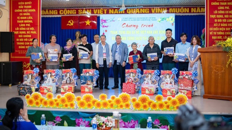 Đại diện kiều bào trao tặng quà đến các gia đình chính sách. Đại diện kiều bào trao tặng quà đến các gia đình chính sách.
