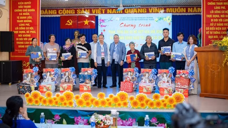 Đại diện kiều bào trao tặng quà đến các gia đình chính sách.