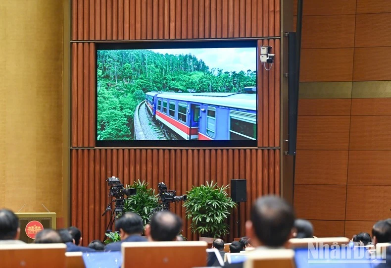 Các đại biểu Quốc hội xem videoclip về dự án đầu tư xây dựng tuyến đường sắt Lào Cai-Hà Nội-Hải Phòng. (Ảnh: DUY LINH)
