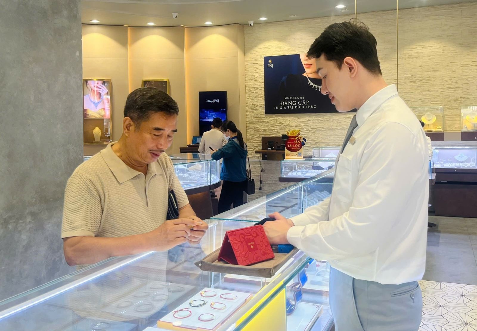 Người dân, doanh nghiệp đều mong muốn minh bạch trong kinh doanh vàng. Người dân, doanh nghiệp đều mong muốn minh bạch trong kinh doanh vàng.