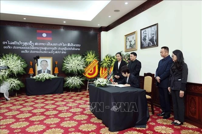 Tổng Giám đốc Thông tấn xã Việt Nam Vũ Việt Trang ghi sổ tang tại lễ viếng nguyên Chủ tịch Đảng Nhân dân Cách mạng Lào, nguyên Chủ tịch nước Lào Khamtay Siphandone. Ảnh: An Đăng/TTXVN