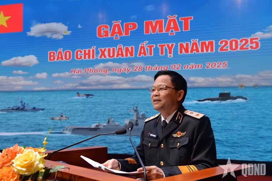 Trung tướng Nguyễn Văn Bổng, Bí thư Đảng ủy, Chính ủy Hải quân chủ trì hội nghị.