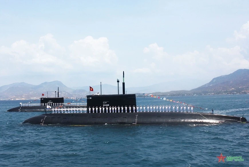 Tàu ngầm 182-Hà Nội và Tàu ngầm 183-TP Hồ Chí Minh tại Quân cảng Cam Ranh (Khánh Hòa). Ảnh: PHẠM QUANG TIẾN