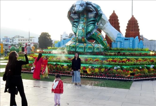 Người dân và du khách tham quan, chụp ảnh lưu niệm tại Cụm Linh vật Ất Tỵ 2025.